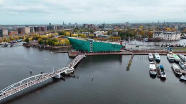 Amsterdam 'daki sonbahar müzesindeki hava aracı manzarası eski evleri, kanalları, kuşların görüş açısını daraltıyor. Yüksek kalite 4k görüntü