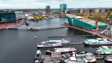 Amsterdam 'daki sonbahar müzesindeki hava aracı manzarası eski evleri, kanalları, kuşların görüş açısını daraltıyor. Yüksek kalite 4k görüntü