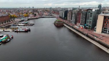 Amsterdam 'daki sonbahar müzesindeki hava aracı manzarası eski evleri, kanalları, kuşların görüş açısını daraltıyor. Yüksek kalite 4k görüntü