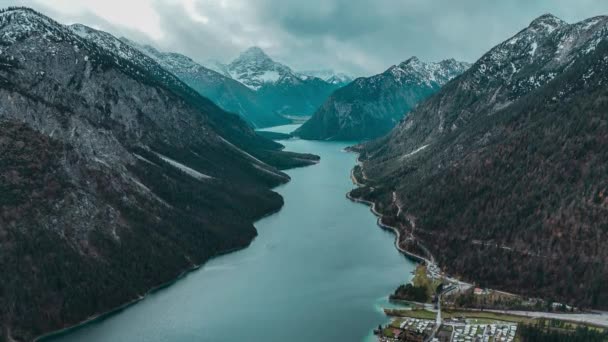 Vista Aérea Drones Lago Plansee Entre Montanhas Cobertas Neve Alpes — Vídeo de Stock
