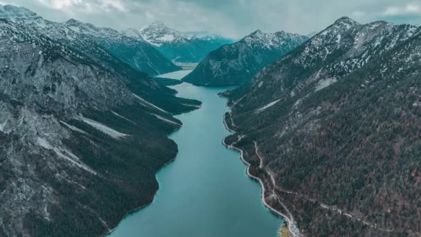 Lotu Ptaka Widać Jezioro Plansee Wśród Ośnieżonych Gór Alpach Tyrolskich — Wideo stockowe