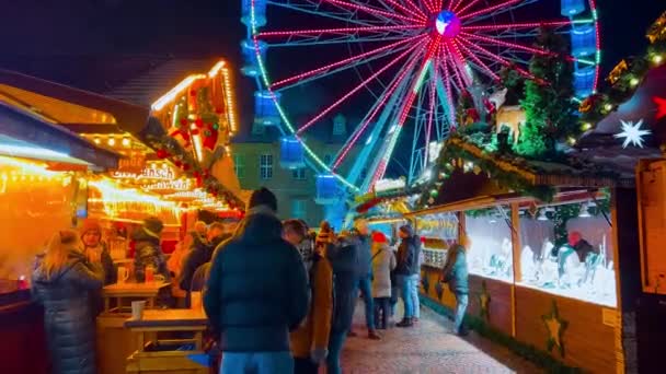 ストリートは 新年とクリスマスマーケットオスナブルク ノースラインウェストファーレン ドイツ2022年12月20日に飾られています 高品質の4K映像 — ストック動画