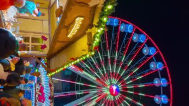 Yeni Yıl ve Noel Pazarı Osnabruck, Kuzey Ren Vestfalyası, Almanya 20 Aralık 2022 'de dekore edildi. Dikey video. Yüksek kalite 4k görüntü