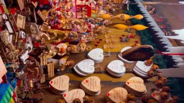 Yeni Yıl ve Noel Pazarı Osnabruck, Kuzey Ren Vestfalyası, Almanya 20 Aralık 2022 'de dekore edildi. Dikey video. Yüksek kalite 4k görüntü