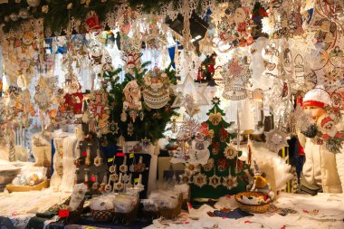 Dresden, Saksonya 'da Noel Yeni Yıl Pazarı, Almanya 21 Aralık 2022
