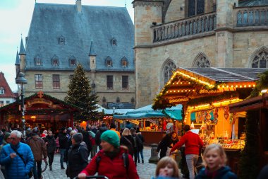 Dresden, Saksonya 'da Noel Yeni Yıl Pazarı, Almanya 21 Aralık 2022