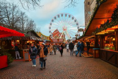 Dresden, Saksonya 'da Noel Yeni Yıl Pazarı, Almanya 21 Aralık 2022