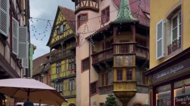 Tarih merkezi Petite Venice, Colmar, Alsace, Fransa 'da Noel ve Yeni Yıl 25 Aralık 2023. Yüksek kalite 4k görüntü