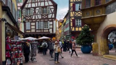 Tarih merkezi Petite Venice, Colmar, Alsace, Fransa 'da Noel ve Yeni Yıl 25 Aralık 2023. Yüksek kalite 4k görüntü