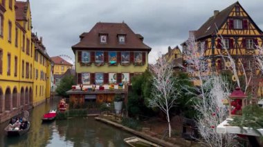 Tarih merkezi Petite Venice, Colmar, Alsace, Fransa 'da Noel ve Yeni Yıl 25 Aralık 2023. Yüksek kalite 4k görüntü