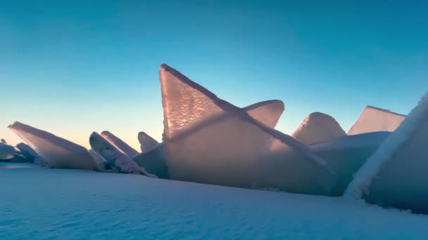 冰冻的冬季湖贝加尔湖西伯利亚俄罗斯 雪地里的冰块和软垫 蓝色透明冰层上的强风和暴风雪 自然冷冰冰的背景 冬天的抽象背景 高质量的 — 图库视频影像