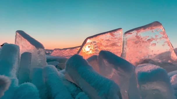 Bevroren Wintermeer Baikal Siberië Rusland Ijsblokken Hangmatten Sneeuw Sterke Wind — Stockvideo