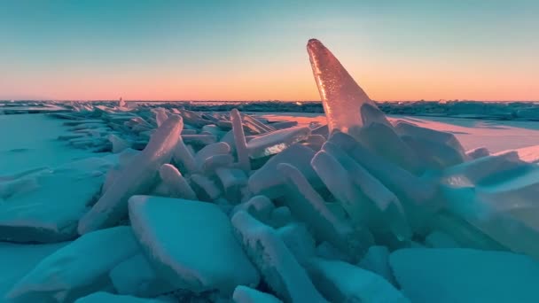 凍った冬の湖バイカルシベリア ロシア 雪の中の氷のブロックとヒューマック 青い透明な氷の上の強い風と雪の嵐 自然冷たい氷の背景 冬の抽象的な背景 高品質で — ストック動画
