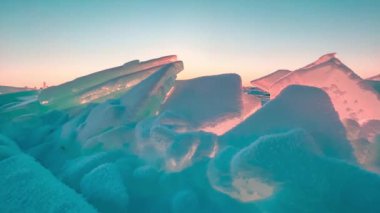 Donmuş kış gölü Baykal Sibirya Rusya. Karda buz kalıpları ve uğultular. Mavi şeffaf buz üzerinde güçlü rüzgar ve kar fırtınası. Doğal soğuk arka plan. Kış soyut geçmişi. Yüksek kalite