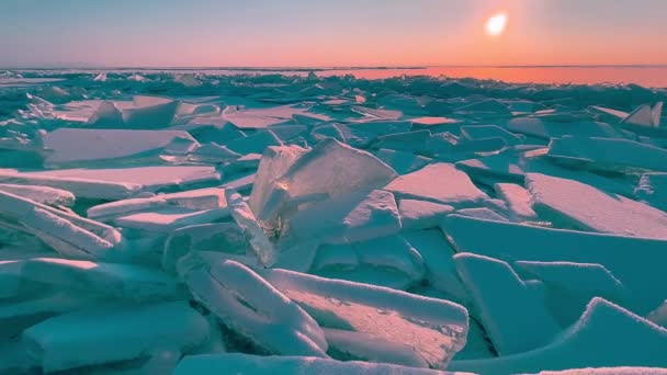 凍った冬の湖バイカルシベリア ロシア 雪の中の氷のブロックとヒューマック 青い透明な氷の上の強い風と雪の嵐 自然冷たい氷の背景 冬の抽象的な背景 高品質で — ストック動画