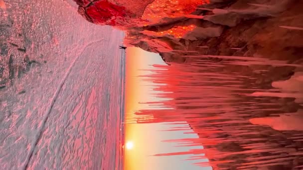 俄罗斯西伯利亚贝加尔湖冬季结冰 破晓时分 石窟和洞穴中的冰柱和冰块 冰的天然背景 冬季抽象背景垂直视频 高质量4K — 图库视频影像
