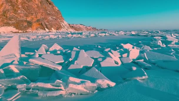 冰冻的冬季湖贝加尔湖西伯利亚俄罗斯 雪地里的冰块和软垫 蓝色透明冰层上的强风和暴风雪 自然冷冰冰的背景 冬天的抽象背景 高质量的 — 图库视频影像