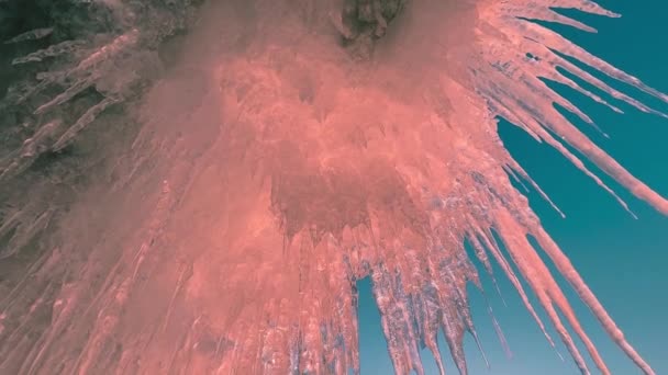 Bevroren Wintermeer Baikal Siberië Rusland Ijspegels Blokken Rotsen Grotten Grotten — Stockvideo