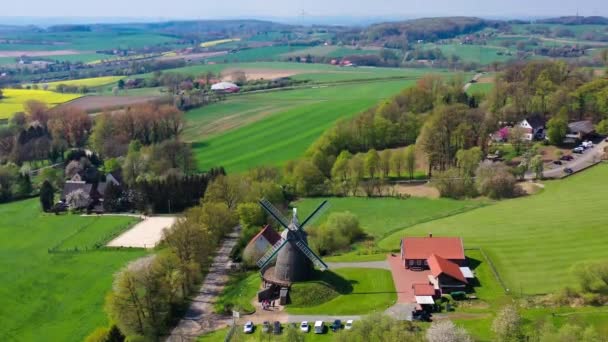 Luchtfoto Drone Uitzicht Oude Windmolen Met Landbouwvelden Achtergrond Het Duitse — Stockvideo