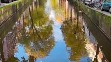  Amsterdam sonbahar şehir manzarası eski evleri, kanalları, Amsterdam, Hollanda botlarını daraltır. 20 Eylül 2023. Yüksek kalite 4k görüntü