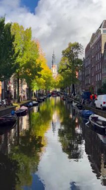  Amsterdam sonbahar şehir manzarası eski evleri, kanalları, Amsterdam, Hollanda botlarını daraltır. 20 Eylül 2023. Yüksek kalite 4k görüntü