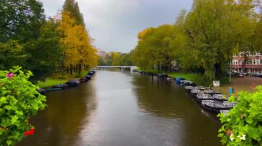  Amsterdam sonbahar şehir manzarası eski evleri, kanalları, Amsterdam, Hollanda botlarını daraltır. 20 Eylül 2023. Yüksek kalite 4k görüntü