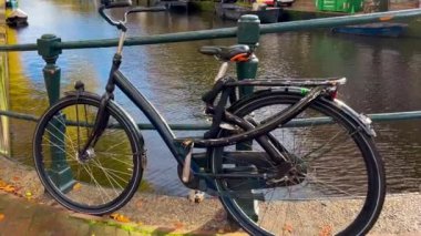  Amsterdam sonbahar şehir manzarası eski evleri, kanalları, Amsterdam, Hollanda botlarını daraltır. 20 Eylül 2023. Yüksek kalite 4k görüntü