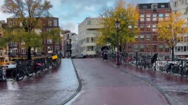  Amsterdam sonbahar şehir manzarası eski evleri, kanalları, Amsterdam, Hollanda botlarını daraltır. 20 Eylül 2023. Yüksek kalite 4k görüntü