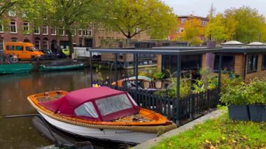  Amsterdam sonbahar şehir manzarası eski evleri, kanalları, Amsterdam, Hollanda botlarını daraltır. 20 Eylül 2023. Yüksek kalite 4k görüntü