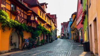 Alman geleneksel mimarisi Rothenburg ob der Tauber, Bavyera, Orta Frankonya, Almanya 'da 17 Temmuz 2023' te yarı keresteli evler inşa etti. Yüksek kalite 4k görüntü