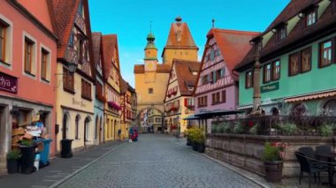 Alman geleneksel mimarisi Rothenburg ob der Tauber, Bavyera, Orta Frankonya, Almanya 'da 17 Temmuz 2023' te yarı keresteli evler inşa etti. Yüksek kalite 4k görüntü
