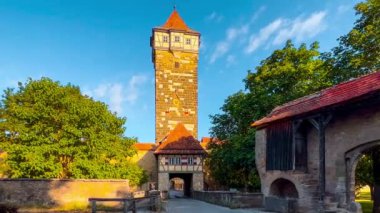 Alman geleneksel mimarisi Rothenburg ob der Tauber, Bavyera, Orta Frankonya, Almanya 'da 17 Temmuz 2023' te yarı keresteli evler inşa etti. Yüksek kalite 4k görüntü