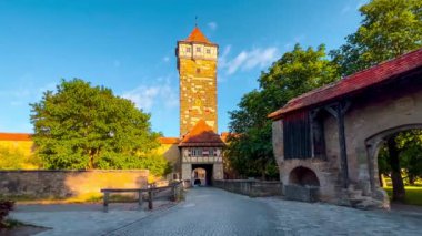Alman geleneksel mimarisi Rothenburg ob der Tauber, Bavyera, Orta Frankonya, Almanya 'da 17 Temmuz 2023' te yarı keresteli evler inşa etti. Yüksek kalite 4k görüntü