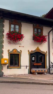 Alman geleneksel mimarisi, 10 Ekim 2023 'te, tarihi şehir Wallgau, Yukarı Bavyera, Almanya' da yarı keresteli ahşap evler boyadı. Yüksek kalite 4k görüntü