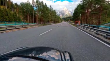 İtalya 'nın Dolomites Alpleri' nde 5 Kasım 2023 'te dağ yolunda araba sürerken görüntüsü. Yüksek kalite 4k görüntü