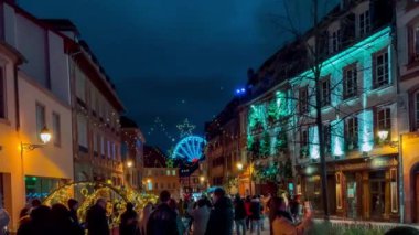 Noel ve Yeni Yıl sokak dekorasyonları Noel pazarı Colmar, Alsace, Fransa 24 Aralık 2023. Yüksek kalite 4k görüntü