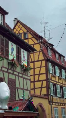 Noel ve Yeni Yıl sokak dekorasyonları Noel pazarı Colmar, Alsace, Fransa 24 Aralık 2023. Yüksek kalite 4k görüntü