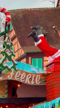 Noel ve Yeni Yıl sokak dekorasyonları Noel pazarı Colmar, Alsace, Fransa 24 Aralık 2023. Yüksek kalite 4k görüntü