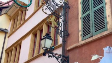 Noel ve Yeni Yıl sokak dekorasyonları Noel pazarı Colmar, Alsace, Fransa 24 Aralık 2023. Yüksek kalite 4k görüntü