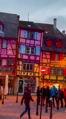 Noel ve Yeni Yıl sokak dekorasyonları Noel pazarı Colmar, Alsace, Fransa 24 Aralık 2023. Yüksek kalite 4k görüntü