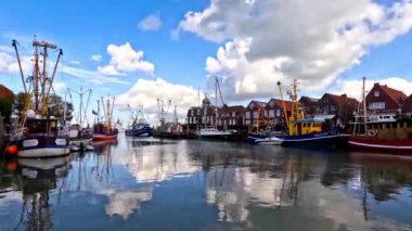 Balıkçı köyü Neuharlingersiel Aşağı Saksonya Almanya 'sında 7 Ekim 2024' te gemileriyle hızlandırılmış liman. Yüksek kalite 4k görüntü