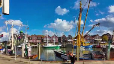 Balıkçı köyü Neuharlingersiel Aşağı Saksonya Almanya 'sında 7 Ekim 2024' te gemileriyle hızlandırılmış liman. Yüksek kalite 4k görüntü