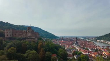 Heidelberg Kalesi, eski kasaba ve eski köprü. Heidelberg, Almanya, 22 Eylül 2024. Yüksek kalite 4k görüntü