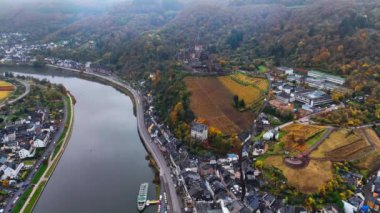 Hava aracı görüntüsü, sonbahar ortaçağ şatosu Cochem. Şarap bölgesi Mosel Valley, Almanya, 7 Ağustos 2024. Yüksek kalite 4k görüntü