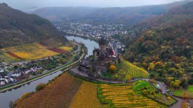 Hava aracı görüntüsü, sonbahar ortaçağ şatosu Cochem. Şarap bölgesi Mosel Valley, Almanya, 7 Ağustos 2024. Yüksek kalite 4k görüntü