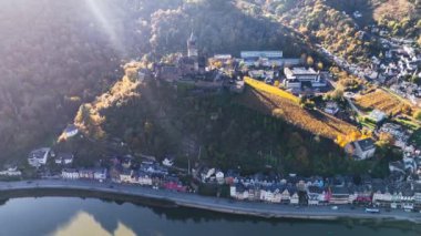 Hava aracı görüntüsü, sonbahar ortaçağ şatosu Cochem. Şarap bölgesi Mosel Valley, Almanya, 7 Ağustos 2024. Yüksek kalite 4k görüntü