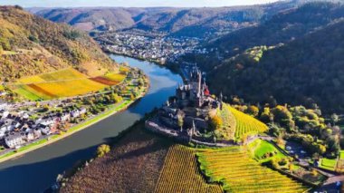 Hava aracı görüntüsü, sonbahar ortaçağ şatosu Cochem. Şarap bölgesi Mosel Valley, Almanya, 7 Ağustos 2024. Yüksek kalite 4k görüntü