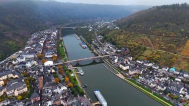 Hava aracı görüntüsü, sonbahar ortaçağ şatosu Cochem. Şarap bölgesi Mosel Valley, Almanya, 7 Ağustos 2024. Yüksek kalite 4k görüntü