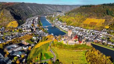 Hava aracı görüntüsü, sonbahar ortaçağ şatosu Cochem. Şarap bölgesi Mosel Valley, Almanya, 7 Ağustos 2024. Yüksek kalite 4k görüntü
