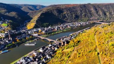 Hava aracı görüntüsü, sonbahar ortaçağ şatosu Cochem. Şarap bölgesi Mosel Valley, Almanya, 7 Ağustos 2024. Yüksek kalite 4k görüntü